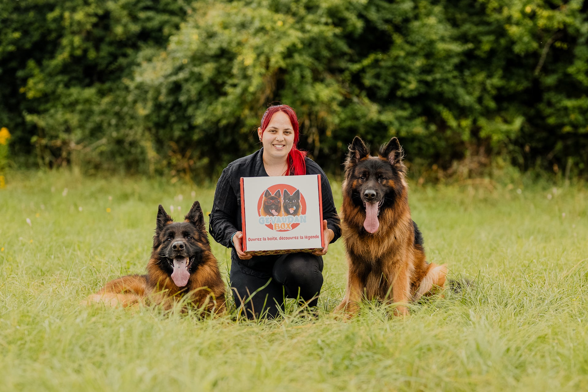 Fille avec deux chiens qui porte la classic box